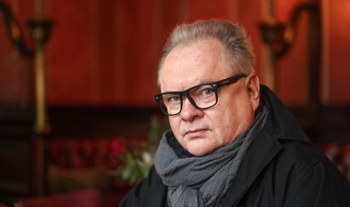 "Wir leben in angestrengten, finsteren Zeiten", sagte der Deutschrocker, der auf eine mehr als 40-jährige Bühnenkarriere zurückblickt.