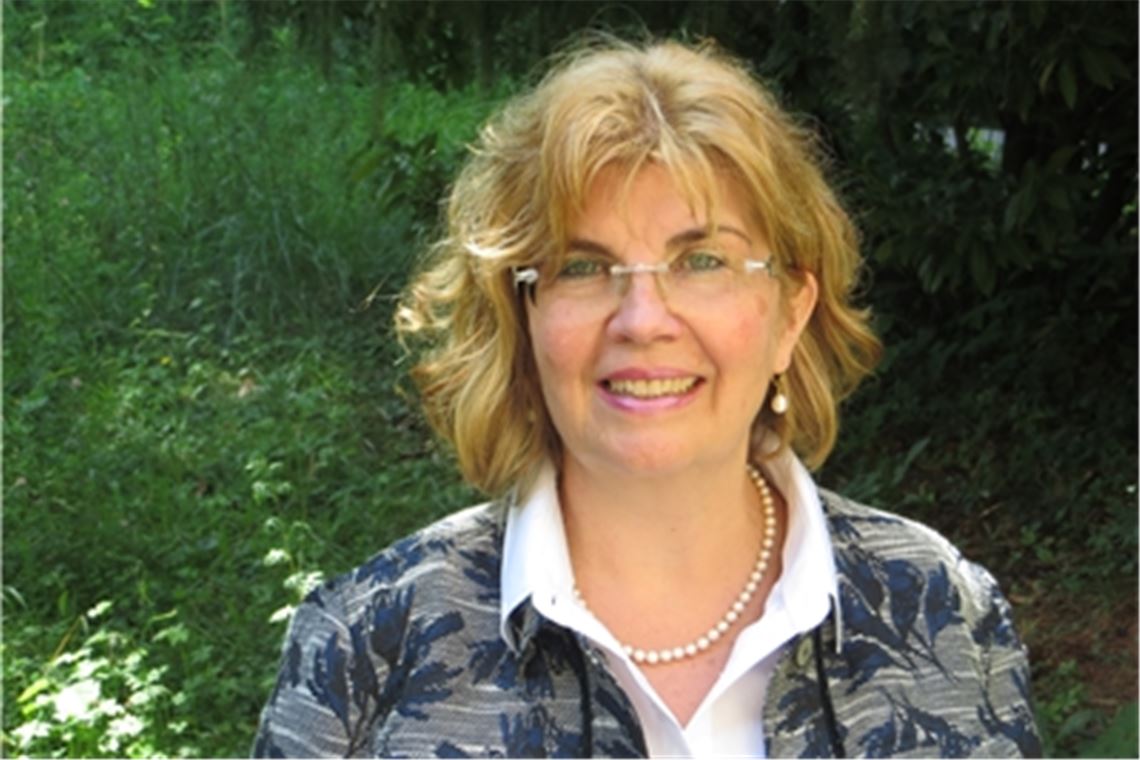 „Wir möchten, dass die Taufe wieder mehr ins Bewusstsein kommt“, sagt Pfarrerin Gabriele Sauer. Die evangelische Kirchengemeinde will daher auf Eltern möglicher Täuflinge zugehen. Foto: Archiv