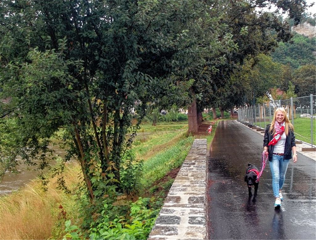 Wir müssen draußen bleiben: Hundehalter und ihre Tiere – hier Sina Ebner mit Amy – wird man während der Gartenschau nicht gemeinsam im eingezäunten Gelände sehen.