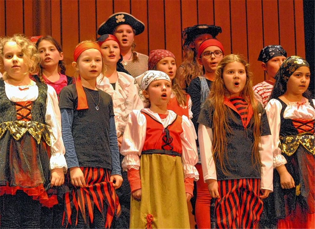 „Wir sind die gefährlichen Piraten“, singt der Grundschulchor aus Ötisheim (Bild links). „Horri“: Der Schulchor der Schule am Silahopp führt ein Monstermusical auf.