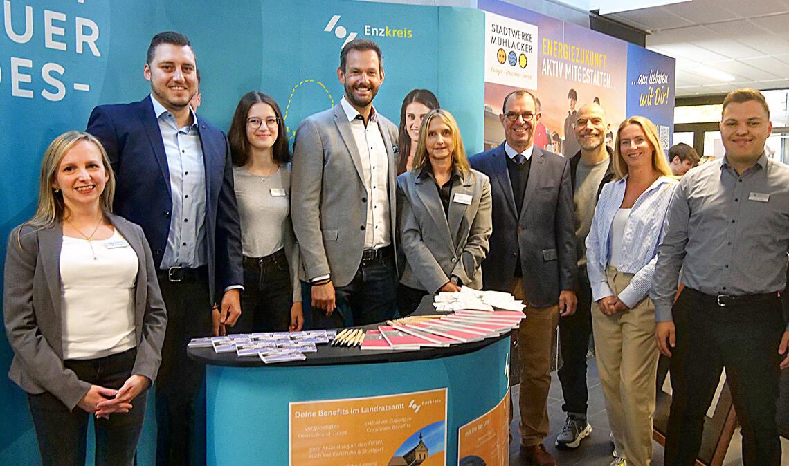 „Eine Erfolgsgeschichte für alle“ „Wir sind stolz auf unsere Messe“, sagt Landrat Bastian Rosenau (4.v.li.) und ist sich darin einig mit OB Frank Schneider (4.v.re.) und den anderen Verantwortlichen. Fotos: Friedrich