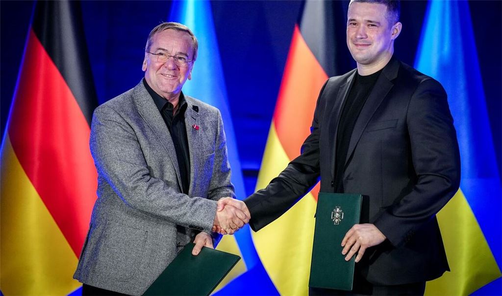 "Wir sind strategische Partner. Wir unterstützen euch einerseits weiter in eurem Abwehrkampf, aber andererseits bauen wir immer mehr auf eine strukturierte, langfristige Partnerschaft, auf die es ankommt", sagte Pistorius in Kiew.