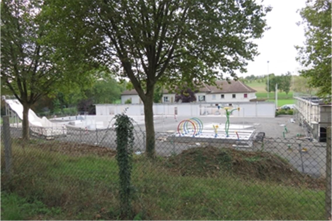 „Wir wollen möglichst viele Jahreskarten verkaufen“, begründete Bürgermeister Alexander Kozel den Verzicht auf Zehnerkarten fürs sanierte Bad. Archivfoto: cb