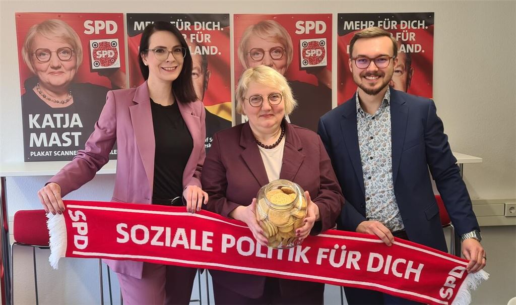 Wirbt mit SPD-Politik und selbst gebackenen Keksen um Stimmen: Katja Mast (Mitte) mit Annkathrin Wulff und Michael Hofsäß. Foto: Peche