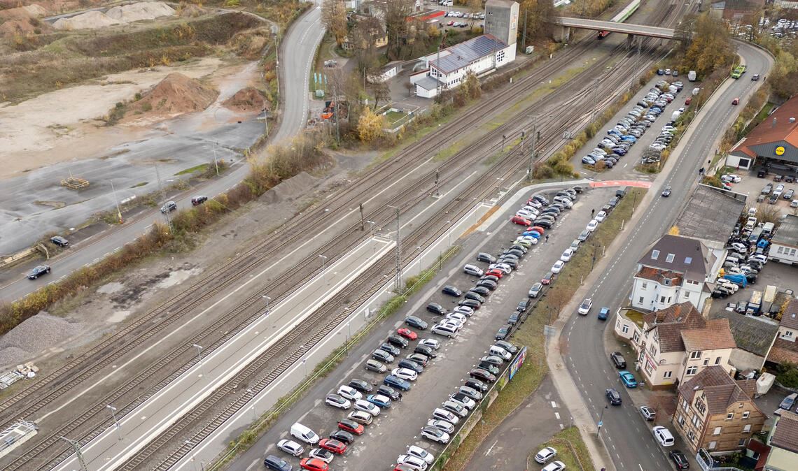 Wird als Standort für eine Flüchtlingsunterkunft vorgeschlagen: das Areal „Lienzinger Tor“ mit dem stark frequentierten Parkplatz entlang der Gleise. Foto: Archiv
