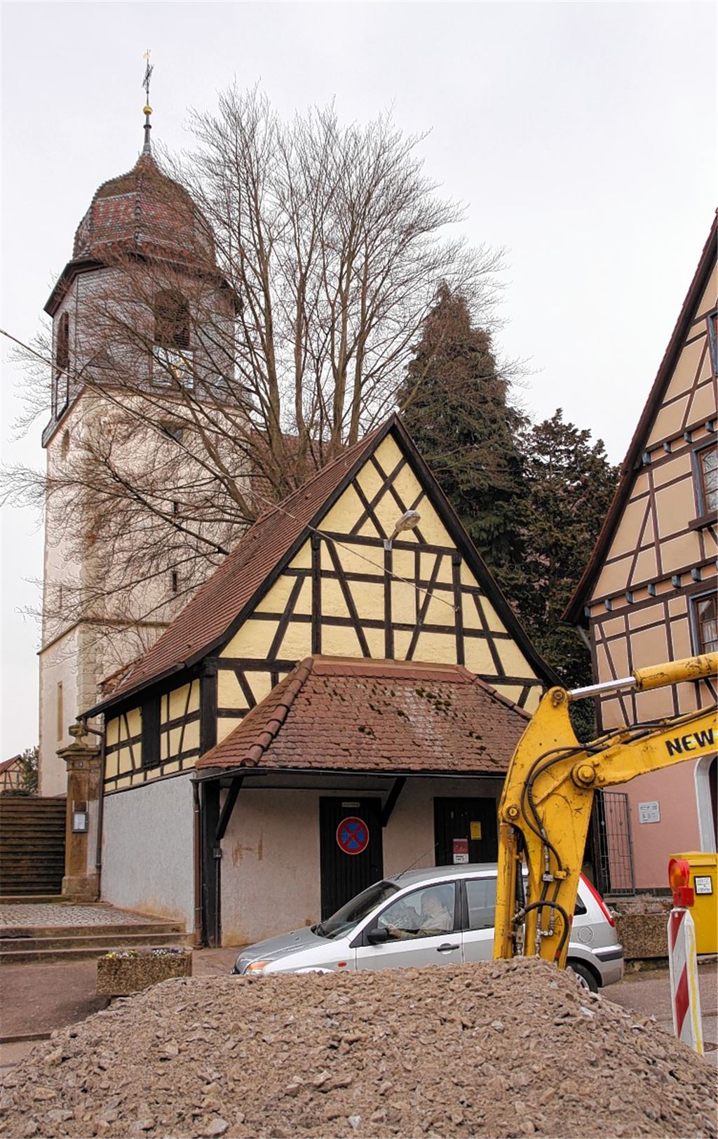 Wird einem neuen Platz weichen: das „Schragahäusle“ vor der Andreaskirche.