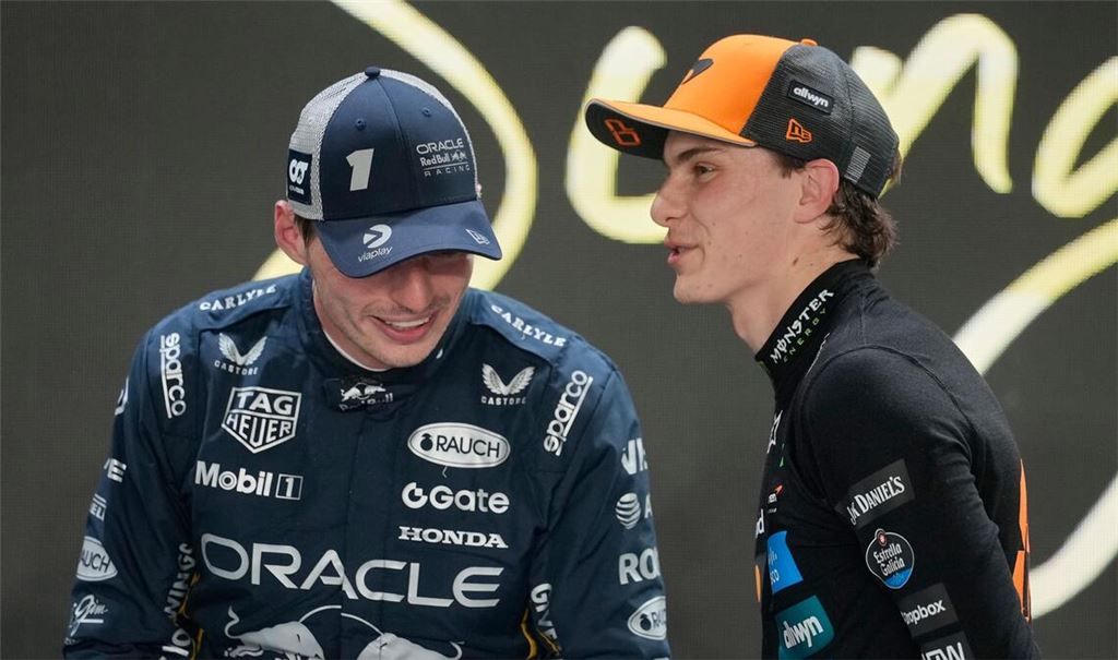 Wird für WM-Spitzenreiter Oscar Piastri (r) Titelverteidiger Max Verstappen noch zur Gefahr?