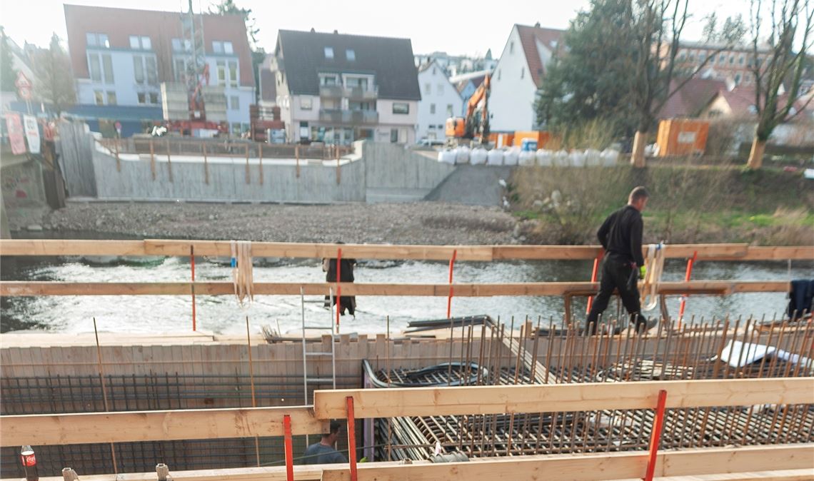 Brückenbau: Behörde reagiert auf Klagen Wird kritisch beäugt: Der Bau der neuen Herrenwaagbrücke in Dürrmenz geht nicht ohne Probleme und Verzögerungen über die Bühne. Foto: Fotomoment