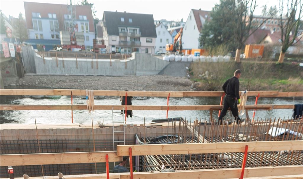 Wird kritisch beäugt: Der Bau der neuen Herrenwaagbrücke in Dürrmenz geht nicht ohne Probleme und Verzögerungen über die Bühne. Foto: Fotomoment