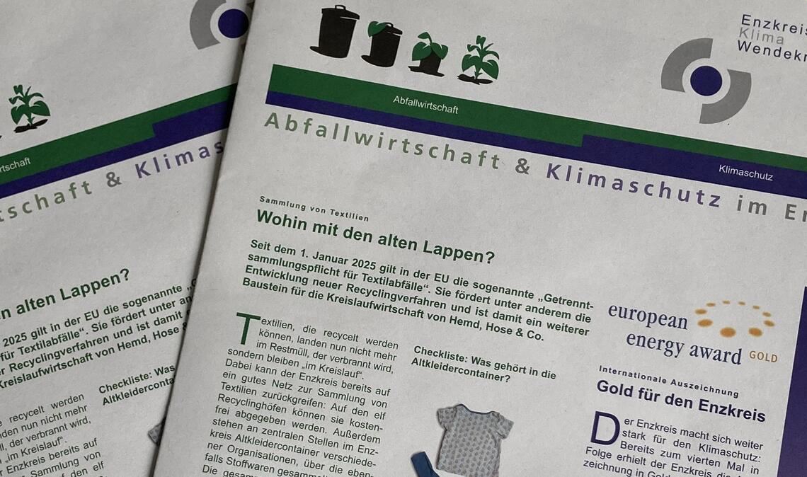 Wird verteilt: die neue Ausgabe der kostenlosen Zeitung „Abfallwirtschaft und Klimaschutz im Enzkreis“. Foto: Enzkreis/Pfeiffer