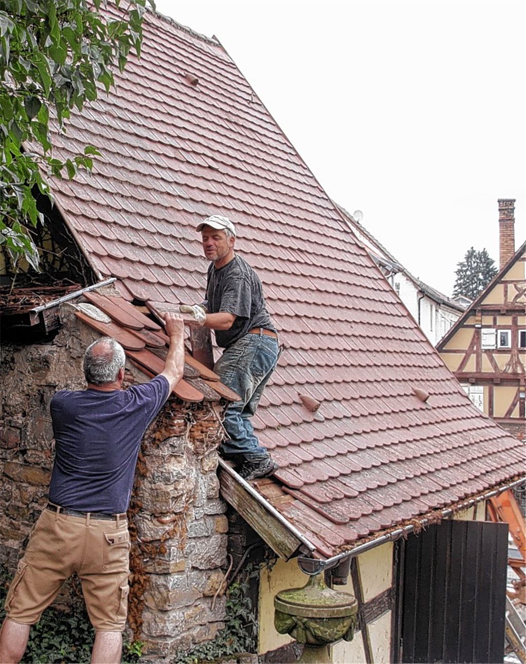 Wird vor dem Abbruch abgedeckt: das „Schragahäusle“ vor der Andreaskirche.