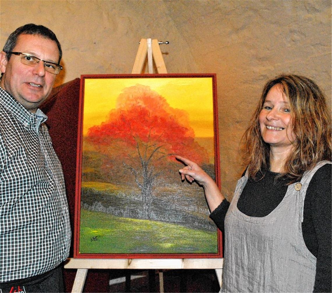 Wirt Bernd Huber freut sich über künstlerischen Besuch: Anne-Rose Gavra stellt in der „Kloinen Kelter“ aus.Foto: Stahlfeld