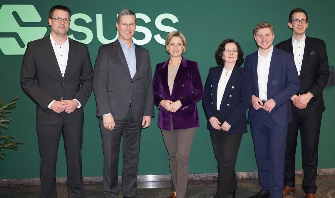 Wirtschaftsministerin Dr. Nicole Hoffmeister-Kraut (3.v.li.) und CDU Landtagskandidat Nico Gunzelmann (2.v.re.) gemeinsam mit der Führungsriege von Süss MicroTec (v. li.): Dr.-Ing. Thomas Hauer (Vize-Präsident Operations), Dr. Thomas Rohe (Vorstand Operations), Dr. Cornelia Ballwießer (Vorstand Finanzen) und Florian Mangold (Manager Investor Relations).). Foto: Bastian