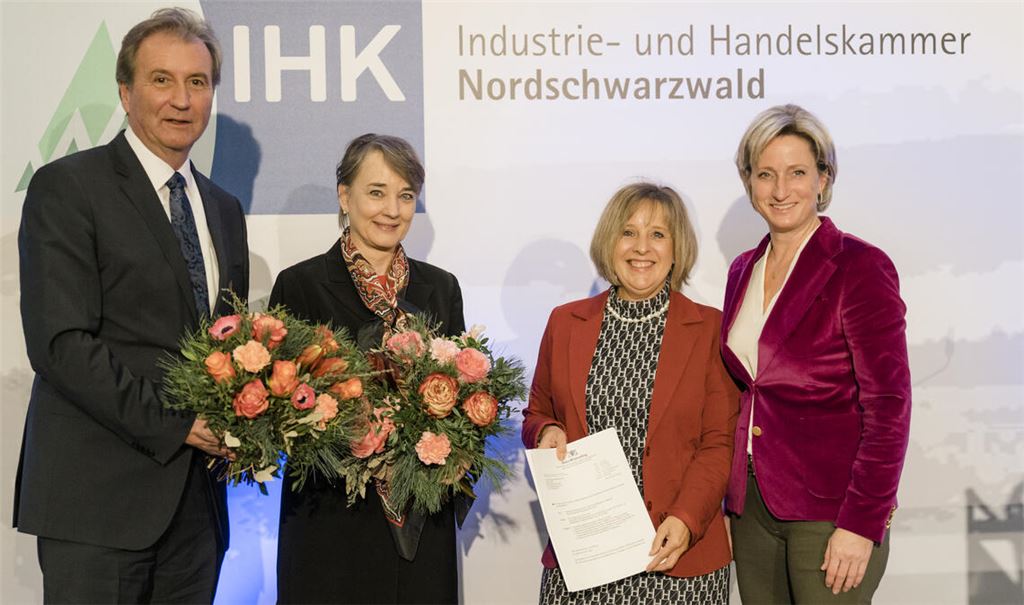 Wirtschaftsministerin Dr. Nicole Hoffmeister-Kraut (re.) überreicht einen Förderbescheid über 3,4 Millionen Euro für den Neubau des Bildungszentrums der IHK Nordschwarzwald in Nagold an IHK-Präsidentin Claudia Gläser (2. v. re.). Gleichzeitig verabschiedet sie Hauptgeschäftsführer Martin Keppler (li.) und begrüßt Nachfolgerin Tanja Traub. Foto: Wesner.