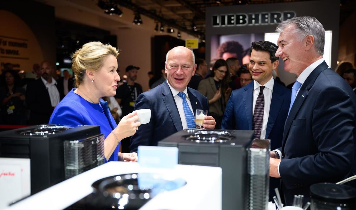 Vom Mähroboter bis zum Gaming-PC: Das sind die IFA-Trends Wirtschaftssenatorin Franziska Giffey lässt sich gemeinsam mit dem Regierenden Bürgermeister Kai Wegner einen Espresso am Stand von Jura Elektrogeräte schmecken.