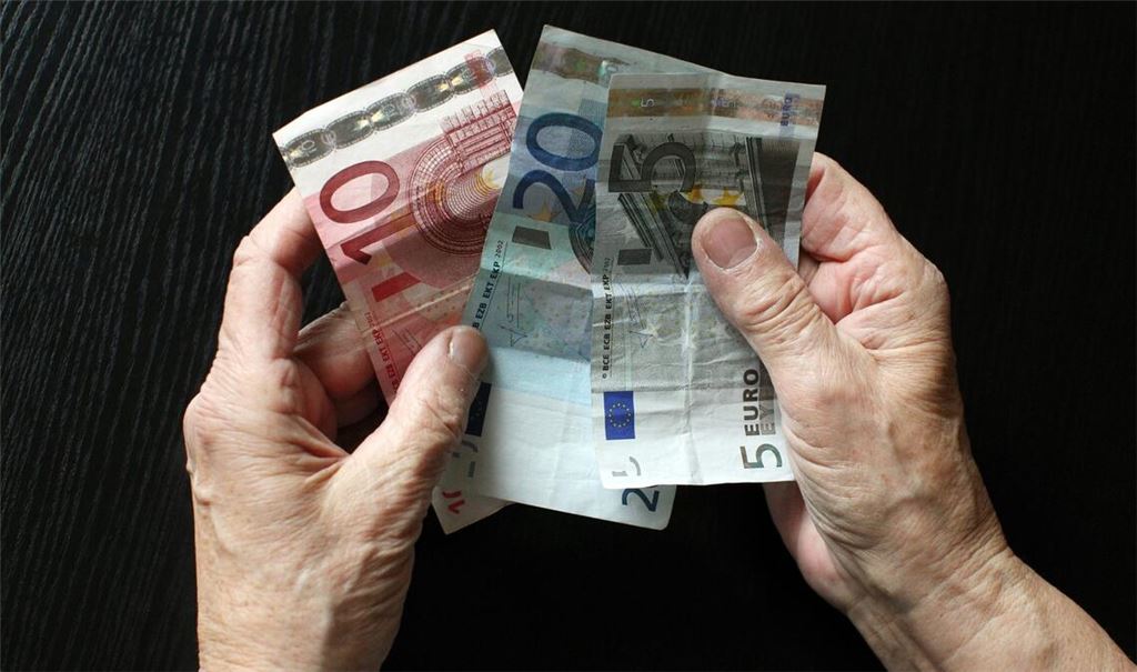 Witwen und Witwer können von der gesetzlichen Rentenversicherung einen Vorschuss auf die Witwen- oder Witwerrente beantragen.