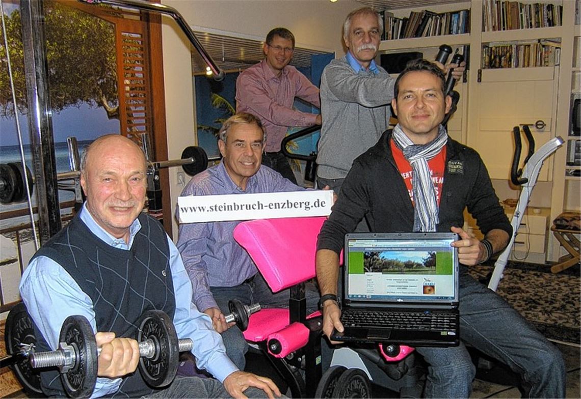 Witziges Bild mit Symbolcharakter: Die Bürgerinitiative gegen die Steinbrucherweiterung an der Brettener Straße in Enzberg macht sich fit für den Protest und lässt die Muskeln spielen. V. li.: Heinz Mühleisen, Frank Ziegler, Tobias Oberauer, Dr. Dieter Kooß und Jens Buchert, der die Webseite der Initiative im Internet präsentiert. Rechtes Bild: der heutige Steinbruch. 