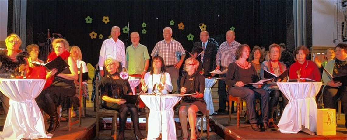 Witziges Konzept in beeindruckender Kulisse: Im „Kaffeehaus“ stellen die routinierteren Sängerinnen und Sänger des Liederkranzes Wiernsheim ihre Lieblingstitel vor.