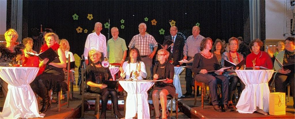 Witziges Konzept in beeindruckender Kulisse: Im „Kaffeehaus“ stellen die routinierteren Sängerinnen und Sänger des Liederkranzes Wiernsheim ihre Lieblingstitel vor.