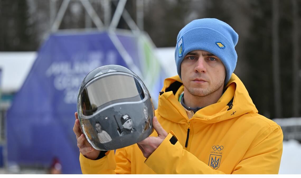 Wladislaw Heraskewytsch mit dem Helm, der nun seinen Start in Cortina d’Ampezzo verhindert hat.