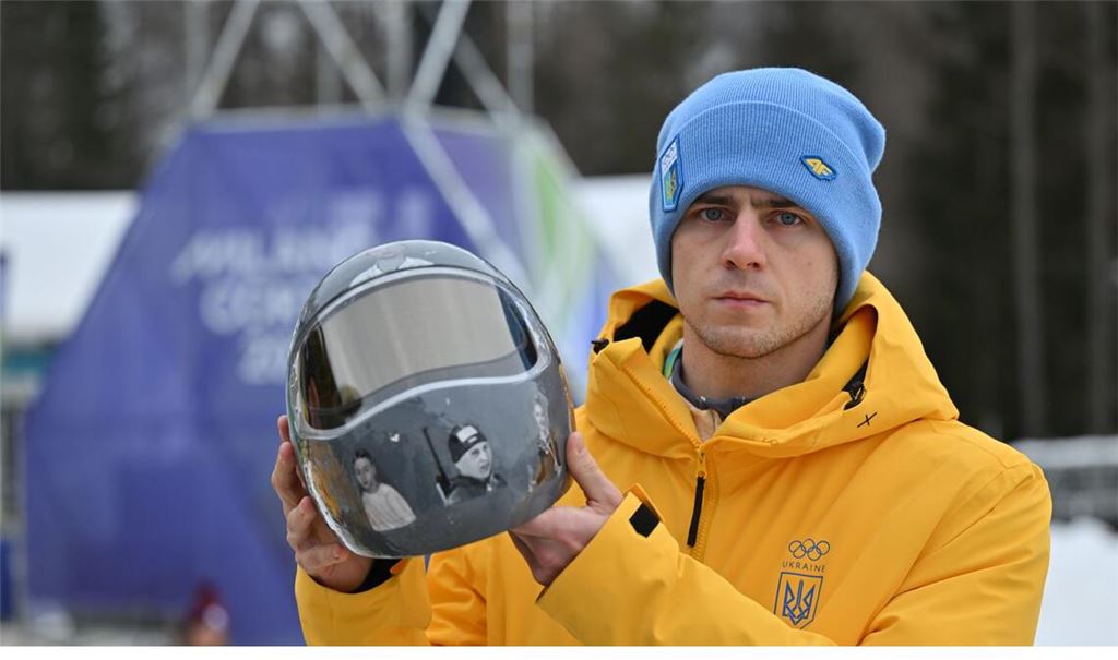 Wladislaw Heraskewytsch mit dem Helm, der nun seinen Start in Cortina d’Ampezzo verhindert hat.