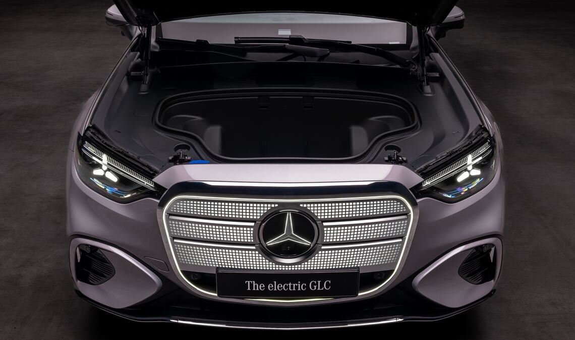 Wo beim Verbrenner der Motor sitzt, gibt es beim vollelektrischen GLC reichlich zusätzlichen Stauraum.