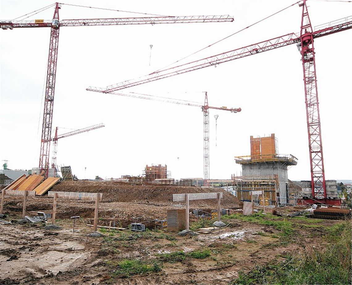 Wo derzeit eine Baustelle ist, steht künftig ein „Wohnkaufhaus“. Foto: Kollros