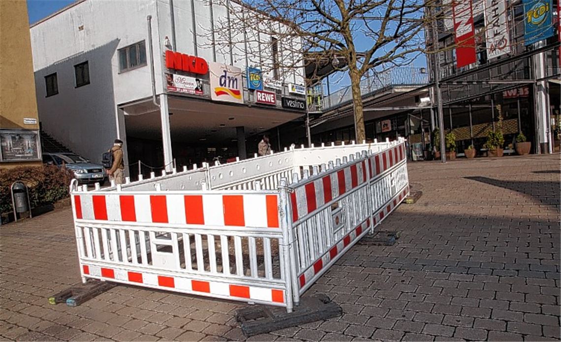 Wo ein Brunnen stand, befindet sich derzeit eine abgesperrte Baustelle. Foto: Sadler