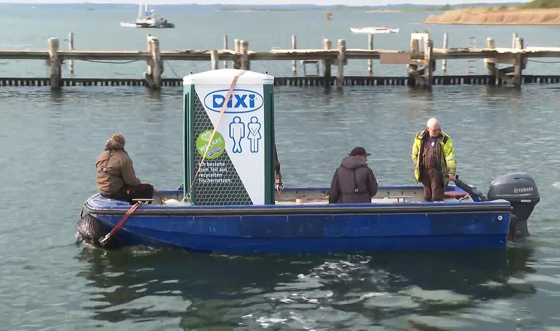 Wo gearbeitet wird, muss man auch mal "um die Ecke". Dafür gibt es auf dem Arbeitsponton nun auch eine mobile Toilette.