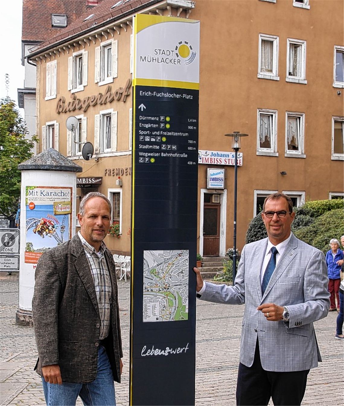 Wo geht es zu welcher Einrichtung, und wie weit ist es dorthin? Stelen geben Fußgängern Orientierung. OB Schneider (re.) und Tiefbauamts-Vize Soulier erläutern das System. Foto: Sadler