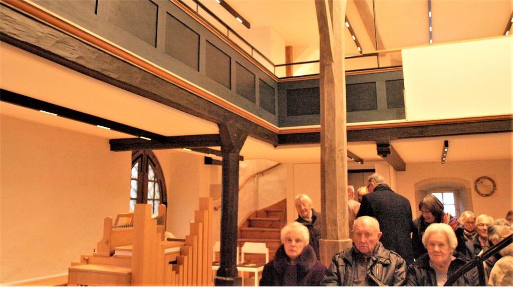 Wo heute noch ein heller Fleck im Geländer der Empore ist, wird die sanierte Orgel wieder eingebaut. Foto: Filitz