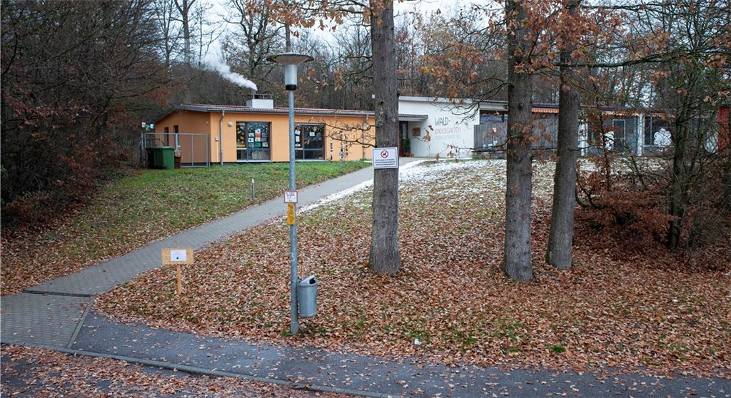Wo jetzt der Zugangsweg quer über die Wiese verläuft, soll ein neuer Gebäudeteil in Verlängerung des orangefarbenen Baus in Richtung der Bäume im Vordergrund dieses Bilds entstehen. Fotomoment