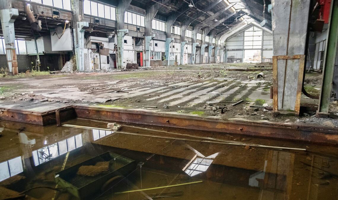 Wo jetzt noch im Verfall begriffene Hallen aus der Zeit der Gießereiproduktion das Bild in der Maulbronner Stadtmitte prägen, soll ein attraktives Stadtquartier entstehen. Fotos: Fotomoment