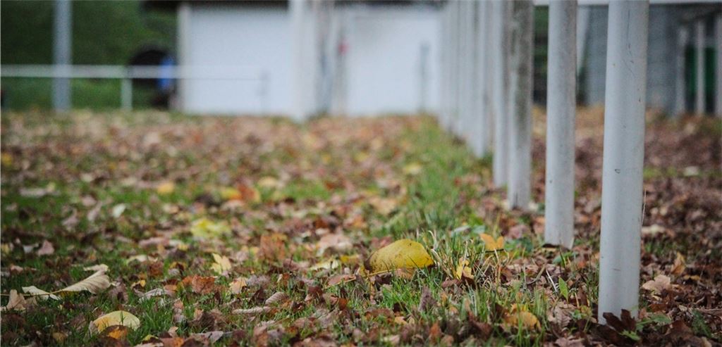 Wo man auch hinfährt, auf den Sportlätzen bekommt man derzeit überall das gleiche Bild zu sehen: Wegen des Lockdowns sind sie menschenleer und es herrscht eine herbstliche Tristesse.Foto: Huber
