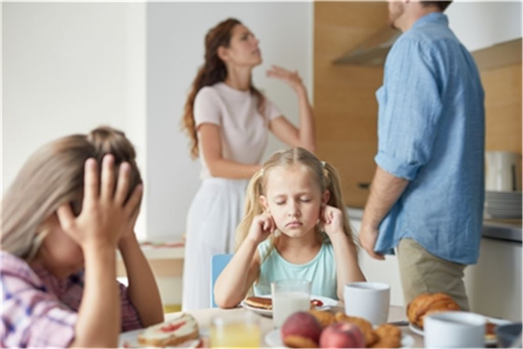 Wo ohnehin schon Konflikte schwelten in Familien, sind die in der Pandemiezeit zusätzlich auftauchenden Streitthemen oft nur noch schwer zu verkraften. Foto: Adobe Stock