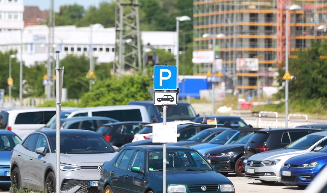 Wo parkt wer aus welchem Grund? Solche Fragen soll der „Park.Raum.Check“ beantworten – nicht nur, aber auch für das Gelände „Lienzinger Tor“ beim Bahnhof. Foto: Schüller