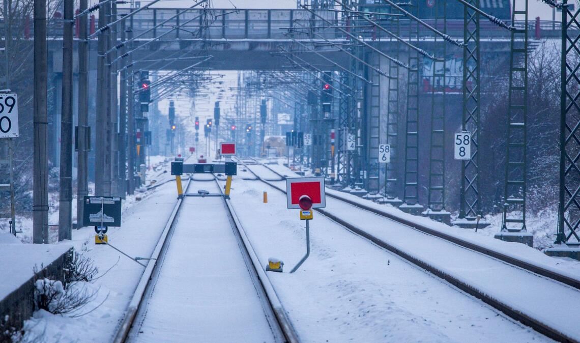 Wochenlanger Frost führte im Januar und Februar zu Verzögerungen bei der Sanierung der Bahnstrecke Hamburg-Berlin. (Archivbild)