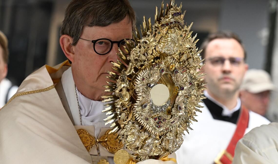 Woelki trägt Monstranz bei verkürzter Fronleichnamsprozession wegen Wetters am Kölner Dom