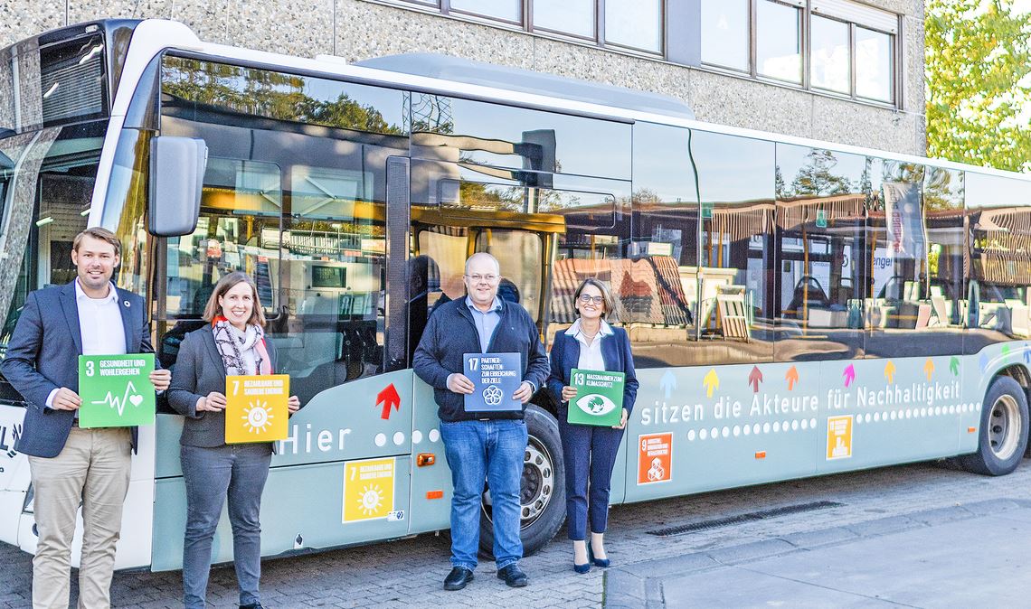 Wohin die Reise mit dem „Agenda 2030“-Linienbus geht, zeigen der Geschäftsführer der Betreiberfirma Engel, Jim Engel (2. v. re.), der Koordinator der „Agenda 2023“, Dr. Jannis Hoek, die Erste Landesbeamtin des Enzkreises, Dr. Hilde Neidhardt, und die Leiterin der Stabsstelle Klimaschutz und Kreisentwicklung, Edith Marqués Berger. Foto: Enzkreis/Magazzu