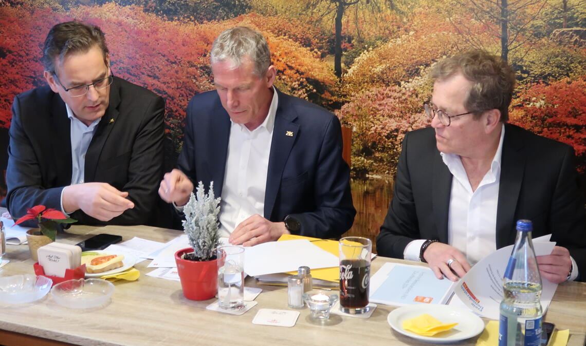 Wohin steuert die (notfall-)medizinische Versorgung in der Region? Die FDP-Landtagsabgeordneten Professor Dr. Erik Schweickert und Jochen Haußmann und der FDP-Bundestagsabgeordnete Rainer Semet (v.li.) beim Termin in Neuenbürg. Fotos: Warzecha