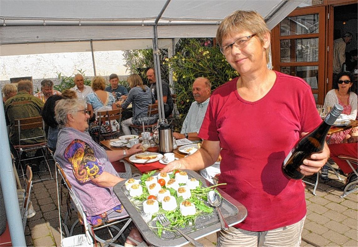 Wohlschmeckender Naturschutz: Ilse Häge serviert Köstlichkeiten aus der Region.