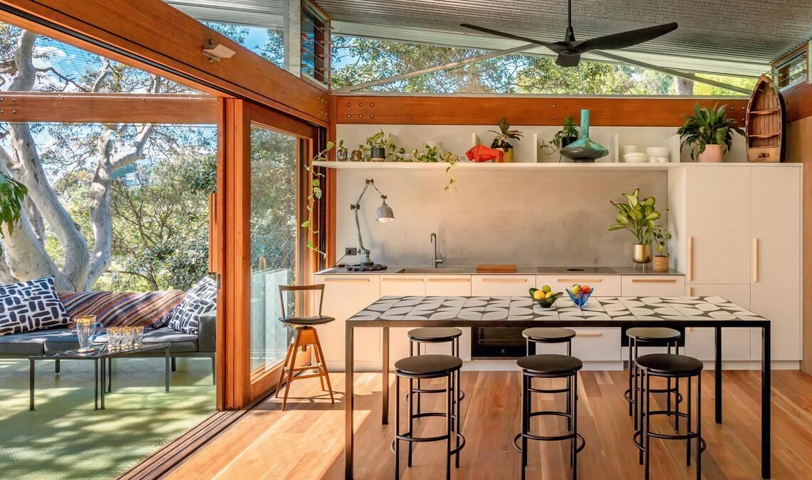 Wohnen im Einklang mit der Natur: CPLUSC Architekten und ihr Projekt „Balmy Palmy“,  Palm Beach, Sydney, Australien. Weitere Wohnbeispiele finden sich im Buch „Sustainable Living“.
