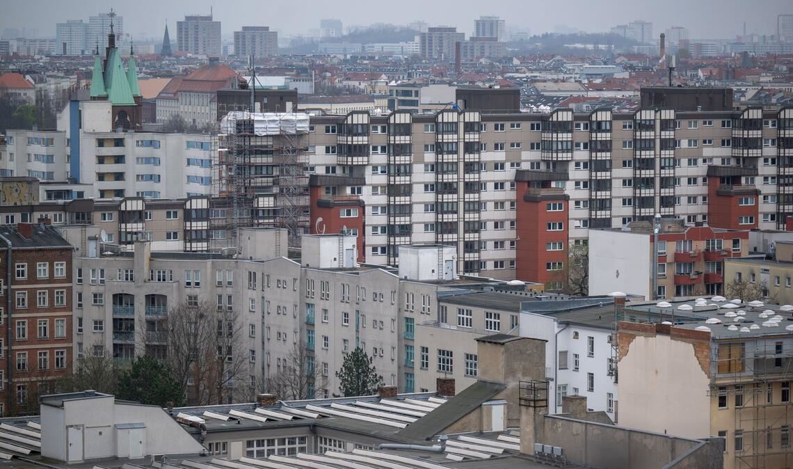 Wohnen in begehrten Gegenden kann ins Geld gehen. Zumindest heftige Preissprünge soll die Mietpreisbremse verhindern. (Archivbild)