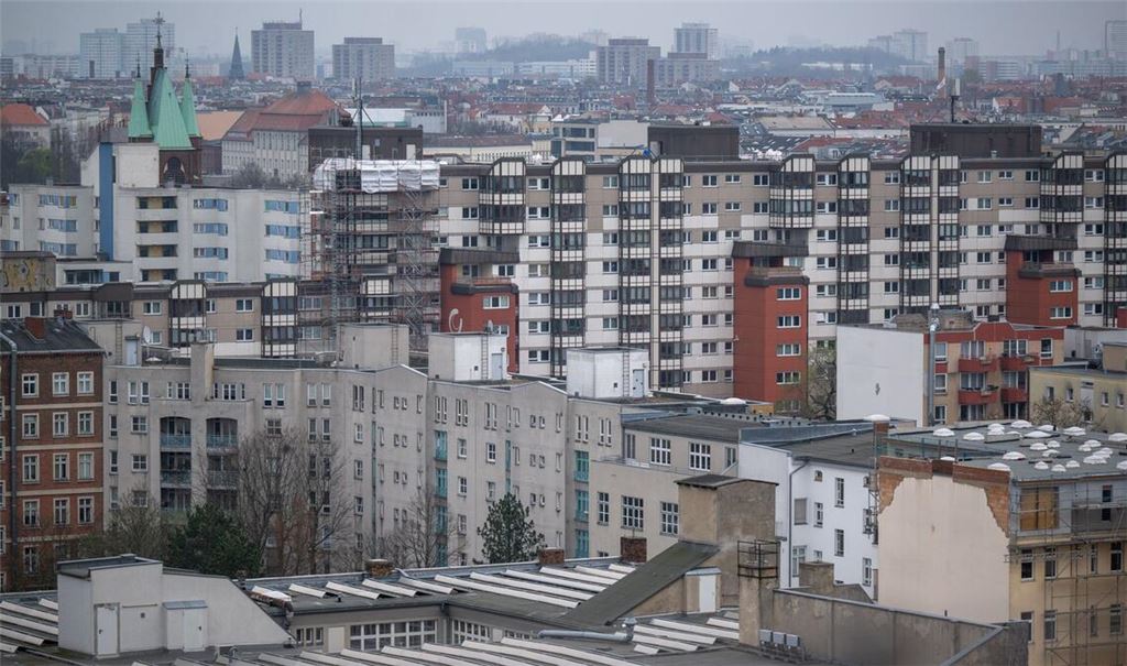 Wohnen in begehrten Gegenden kann ins Geld gehen. Zumindest heftige Preissprünge soll die Mietpreisbremse verhindern. (Archivbild)