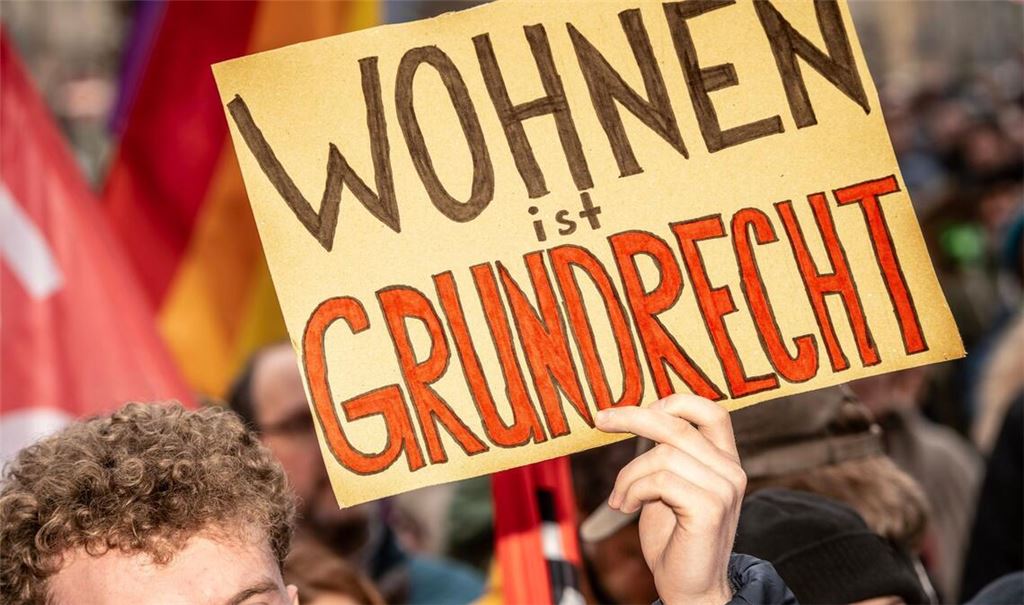 Wohnen ist ein Grundrecht, dieser Meinung ist nicht nur dieser Teilnehmer einer Mietendemo gegen hohe Mieten in München, sondern auch die Caritas sowie die Diakonie Baden-Württemberg.