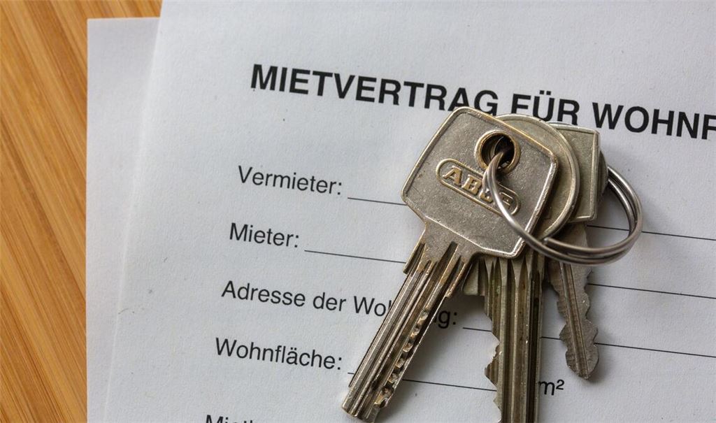 Wohnen wird immer teurer: Ein Mietvertrag für Wohnräume liegt zusammen mit Wohnungsschlüsseln auf einem Tisch.