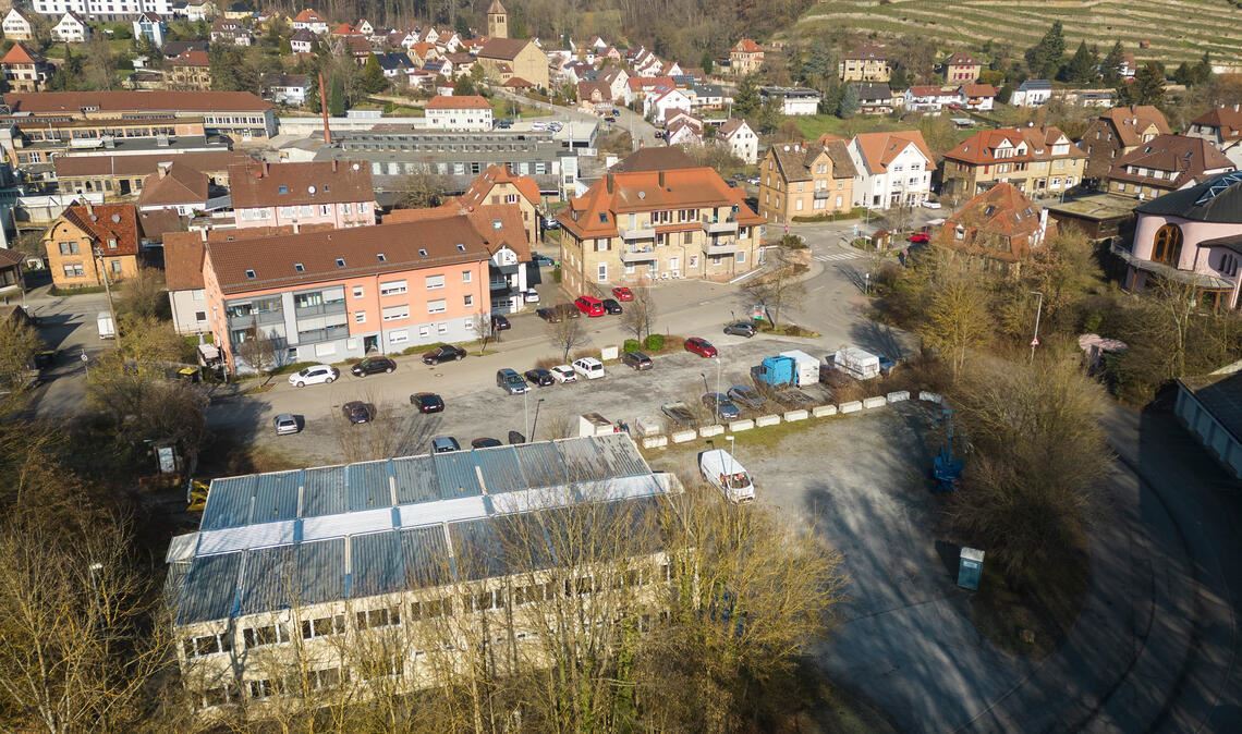 Wohnraum für bis zu 80 Geflüchtete: Auf dem Areal zwischen der Straße „Im Schänzle“ und der Bahnhofstraße in Maulbronn entsteht aktuell eine Behelfsunterkunft. Fotos: Fotomoment