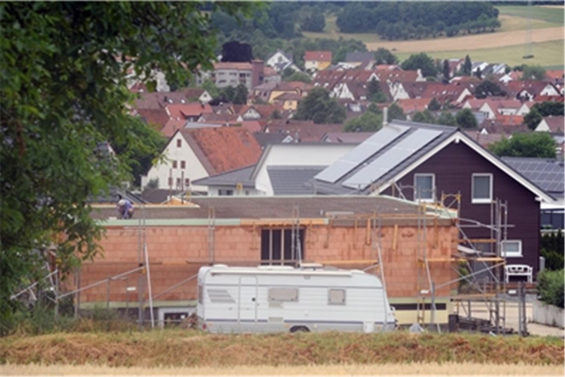 Reihenhäuser und eine Kita für Knittlingen Wohnraum wird fast überall in der Region dringend benötigt: In Knittlingen soll in absehbarer Zeit an der Stuttgarter Straße neuer Wohnraum entstehen. Foto: Symbolbild/Archiv/Fotomoment