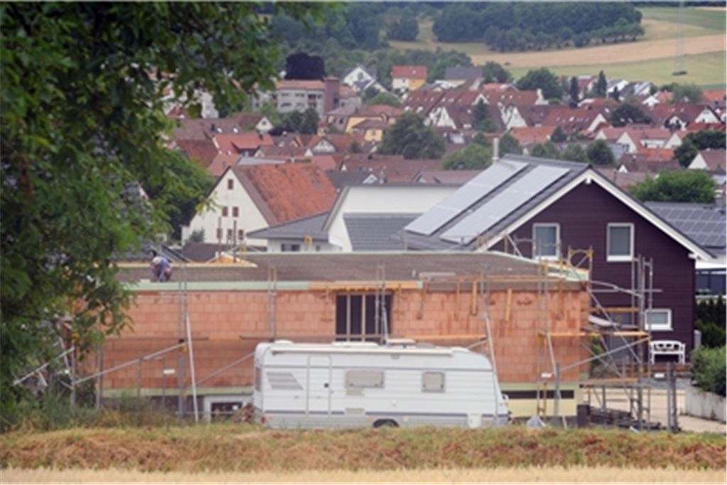 Wohnraum wird fast überall in der Region dringend benötigt: In Knittlingen soll in absehbarer Zeit an der Stuttgarter Straße neuer Wohnraum entstehen. Foto: Symbolbild/Archiv/Fotomoment