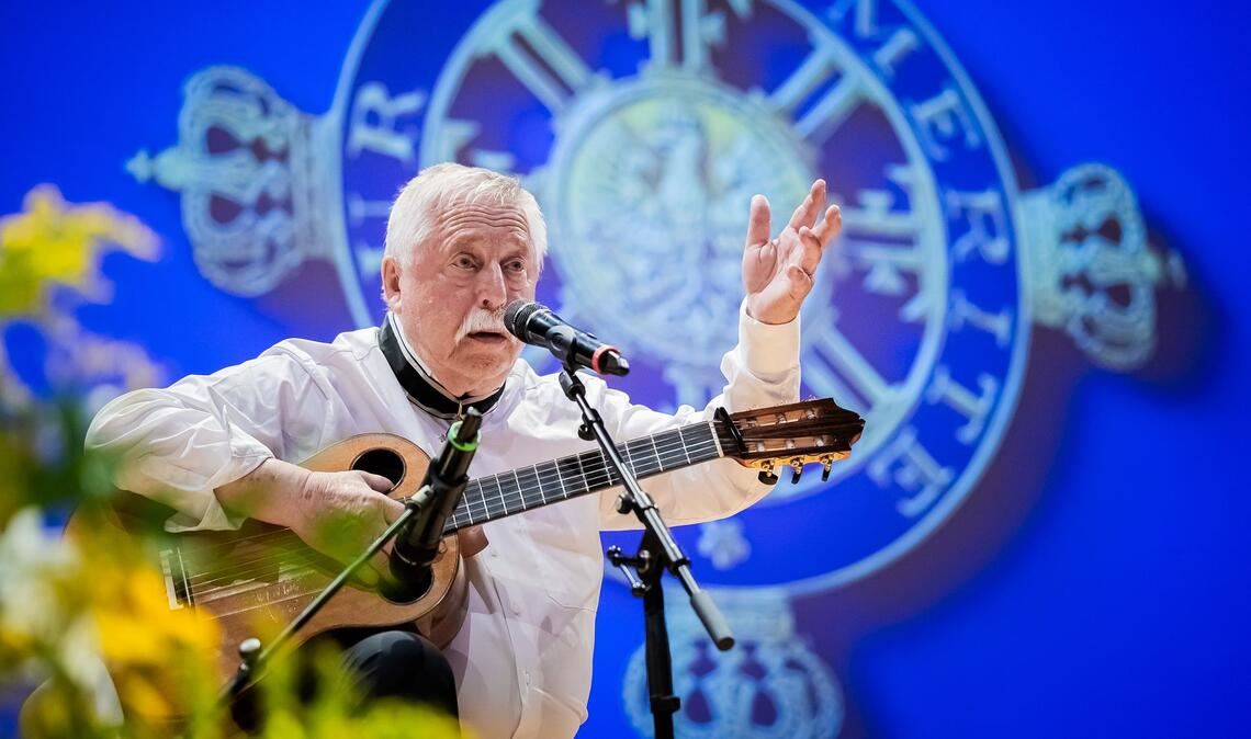Wolf Biermann singt sein berühmtes Lied "Ermutigung".